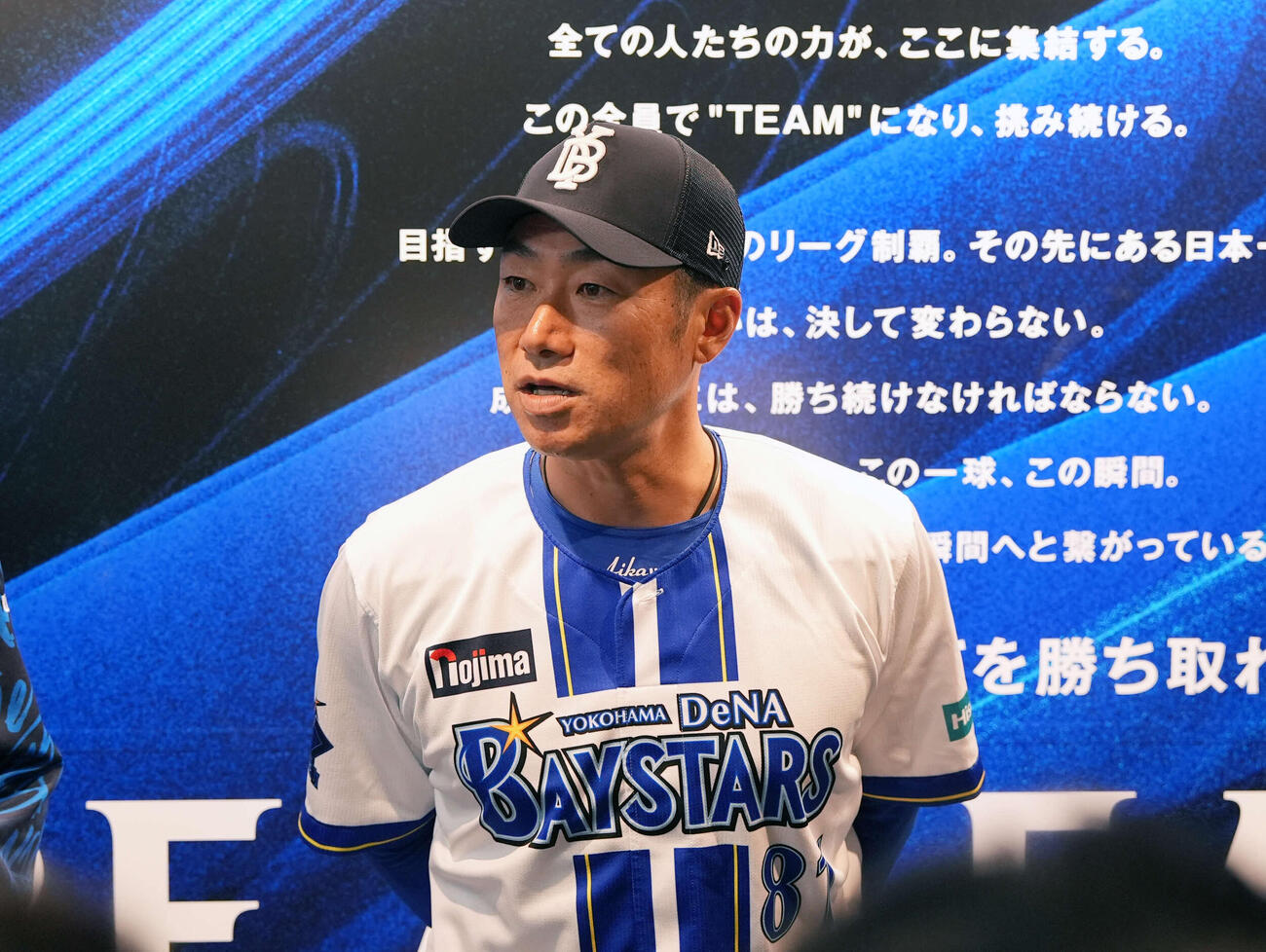 雨天中止となり囲み取材に応じるDeNA相川監督（撮影・小島史椰）