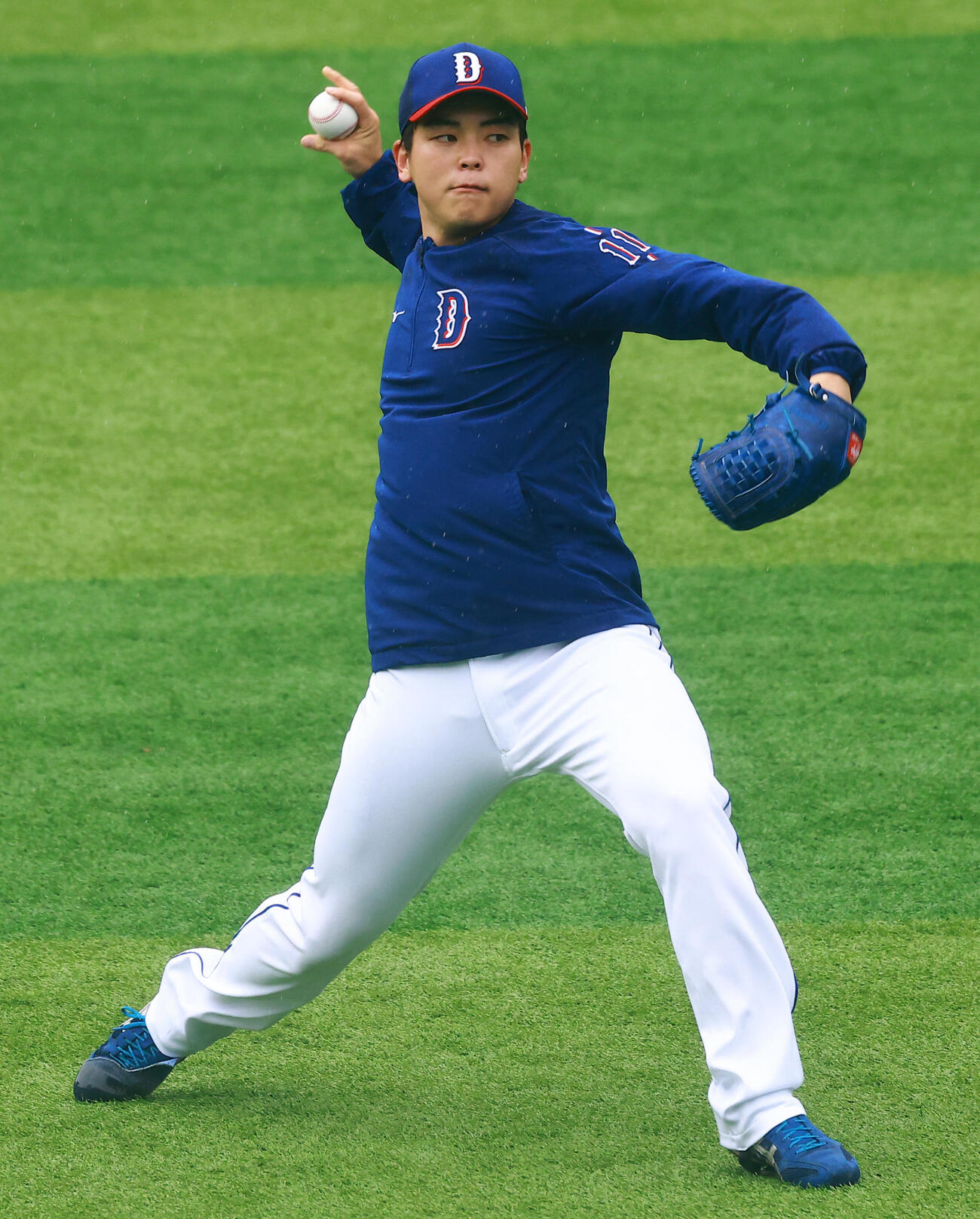 キャッチボールする中日中西（撮影・野上伸悟）
