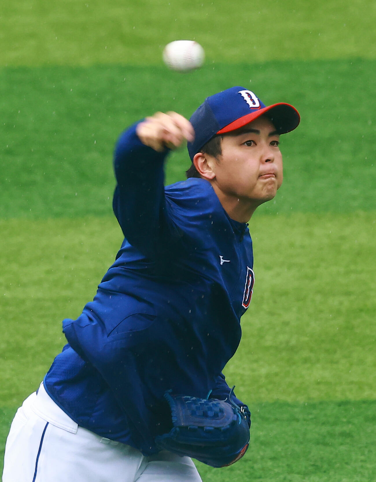 キャッチボールする中日中西（撮影・野上伸悟）