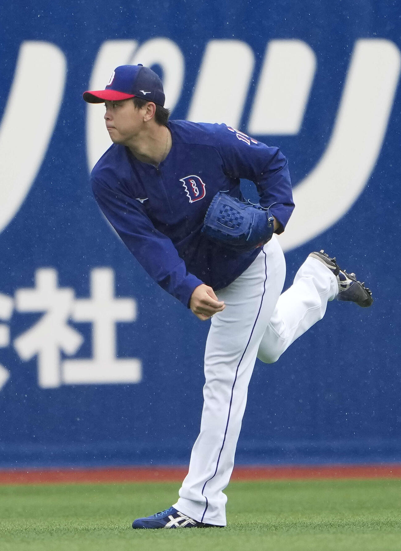 雨天中止となりキャッチボールをする中日中西（撮影・小島史椰）