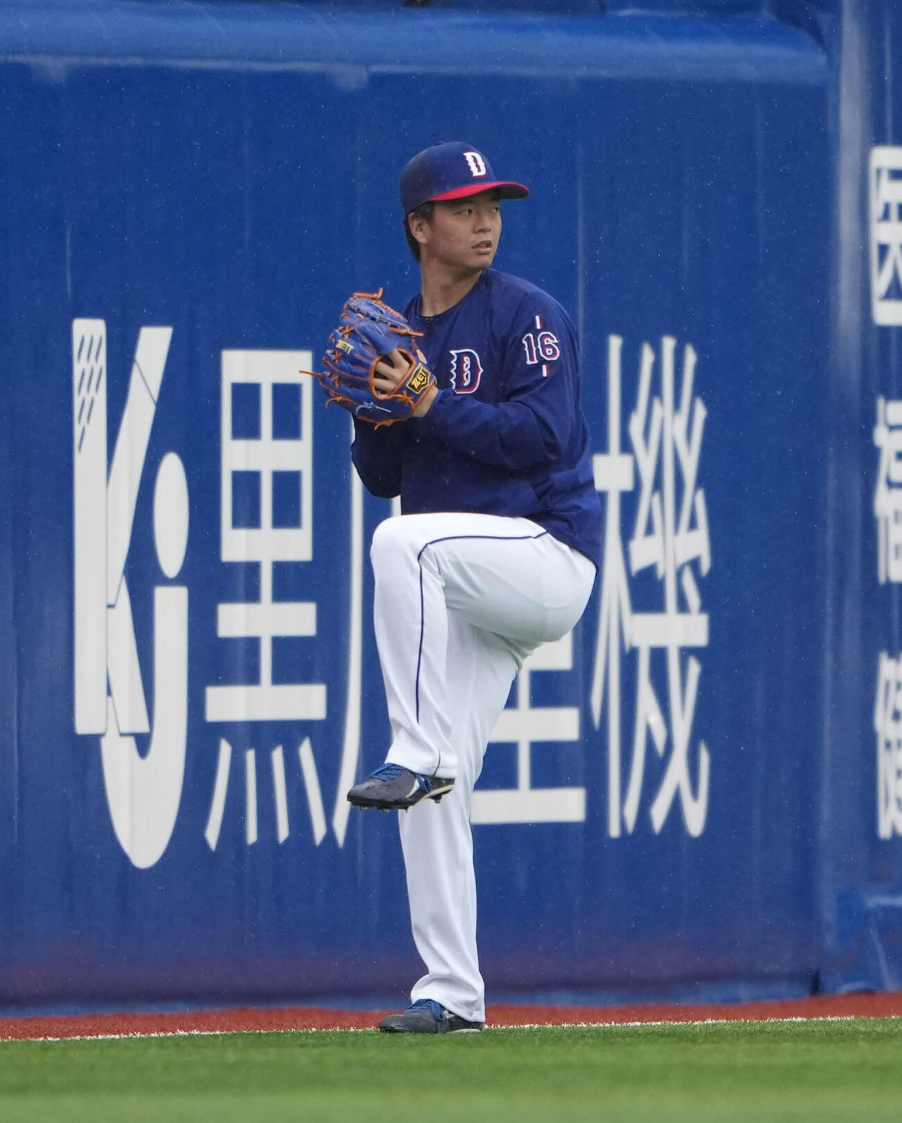 雨天中止となりキャッチボールをする中日桜井（撮影・小島史椰）