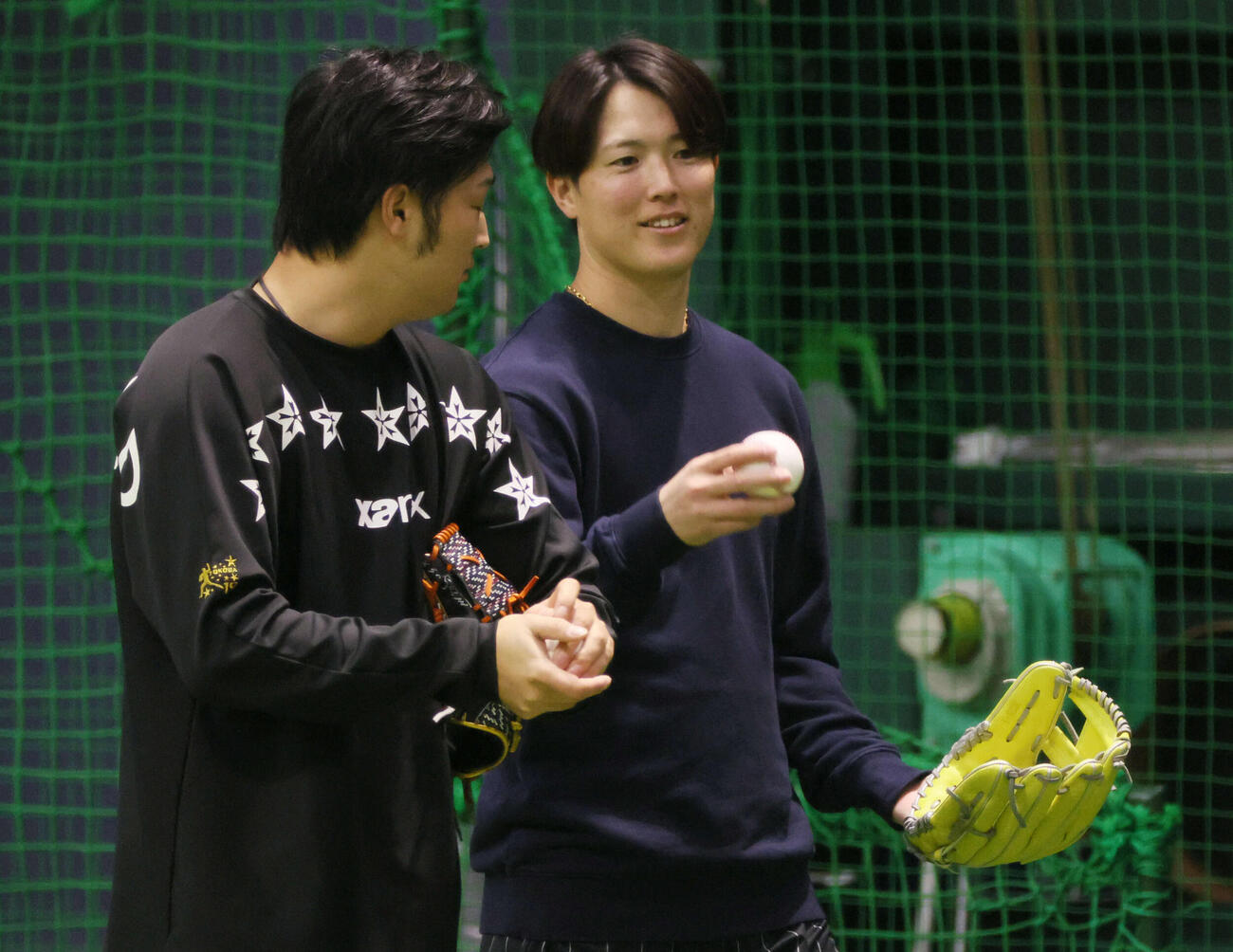 練習中、話し合う広島森下（右）と床田（撮影・加藤孝規）