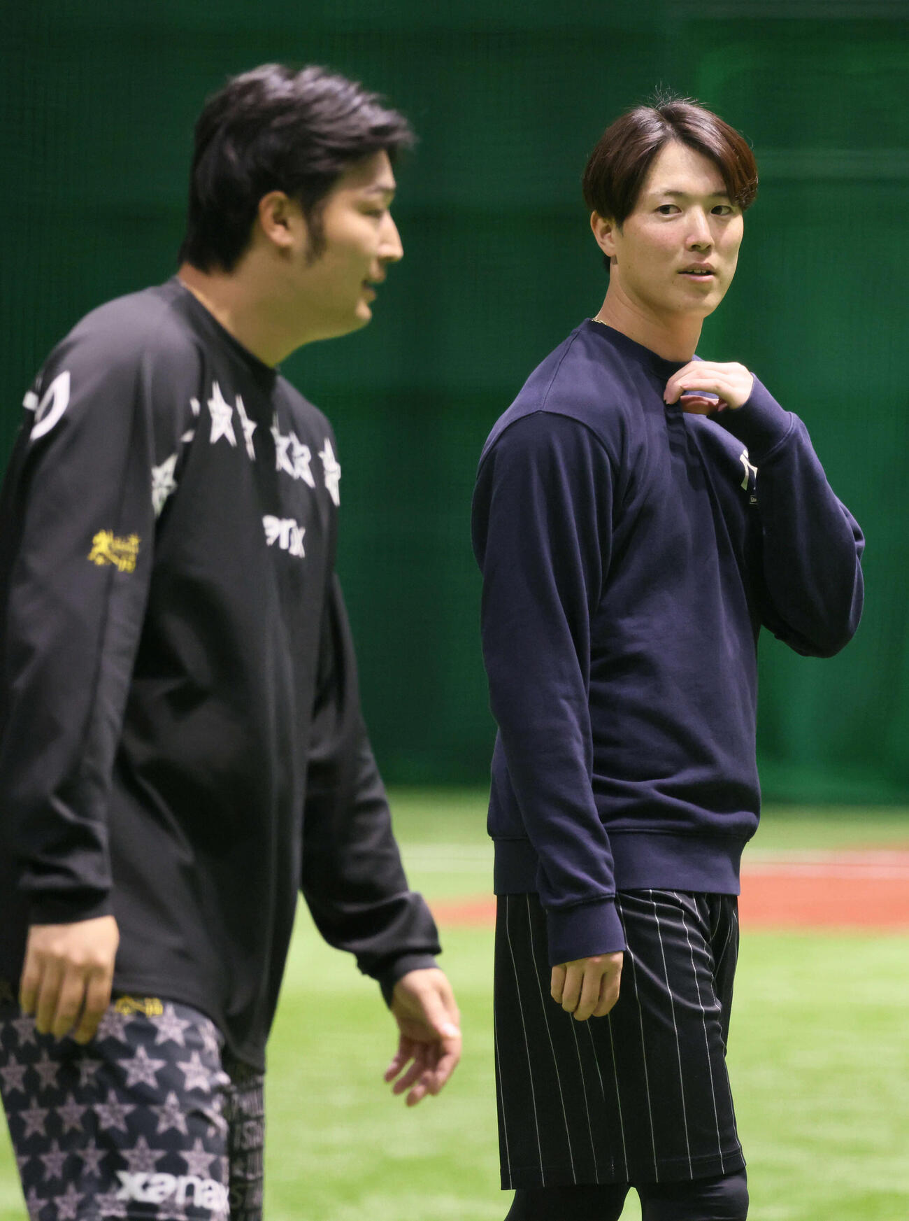 練習中、話し合う広島森下（右）と床田（撮影・加藤孝規）
