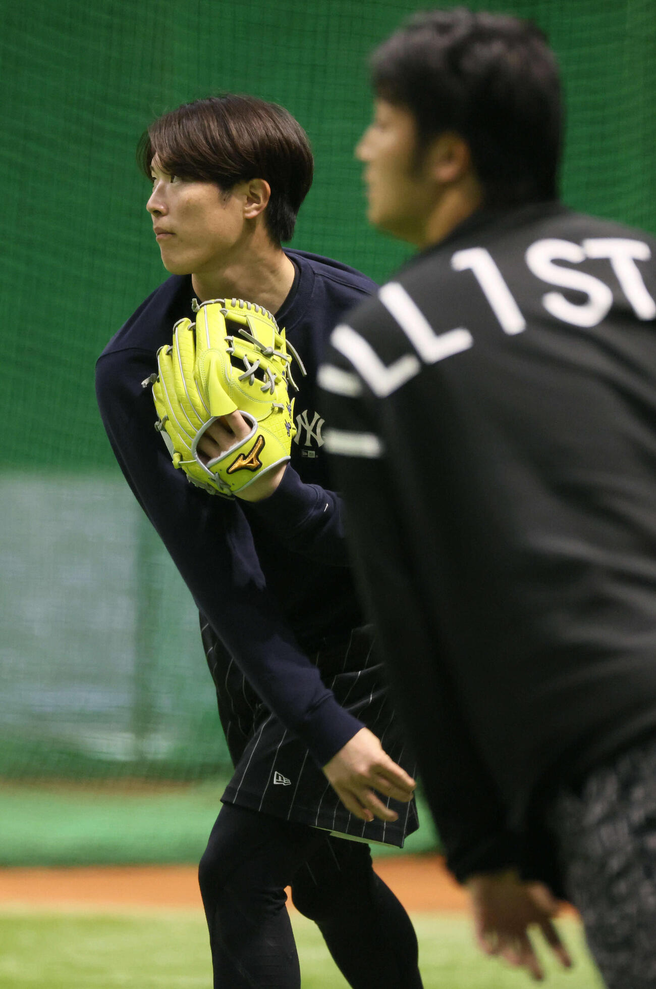 キャッチボールをする広島森下。右は床田（撮影・加藤孝規）