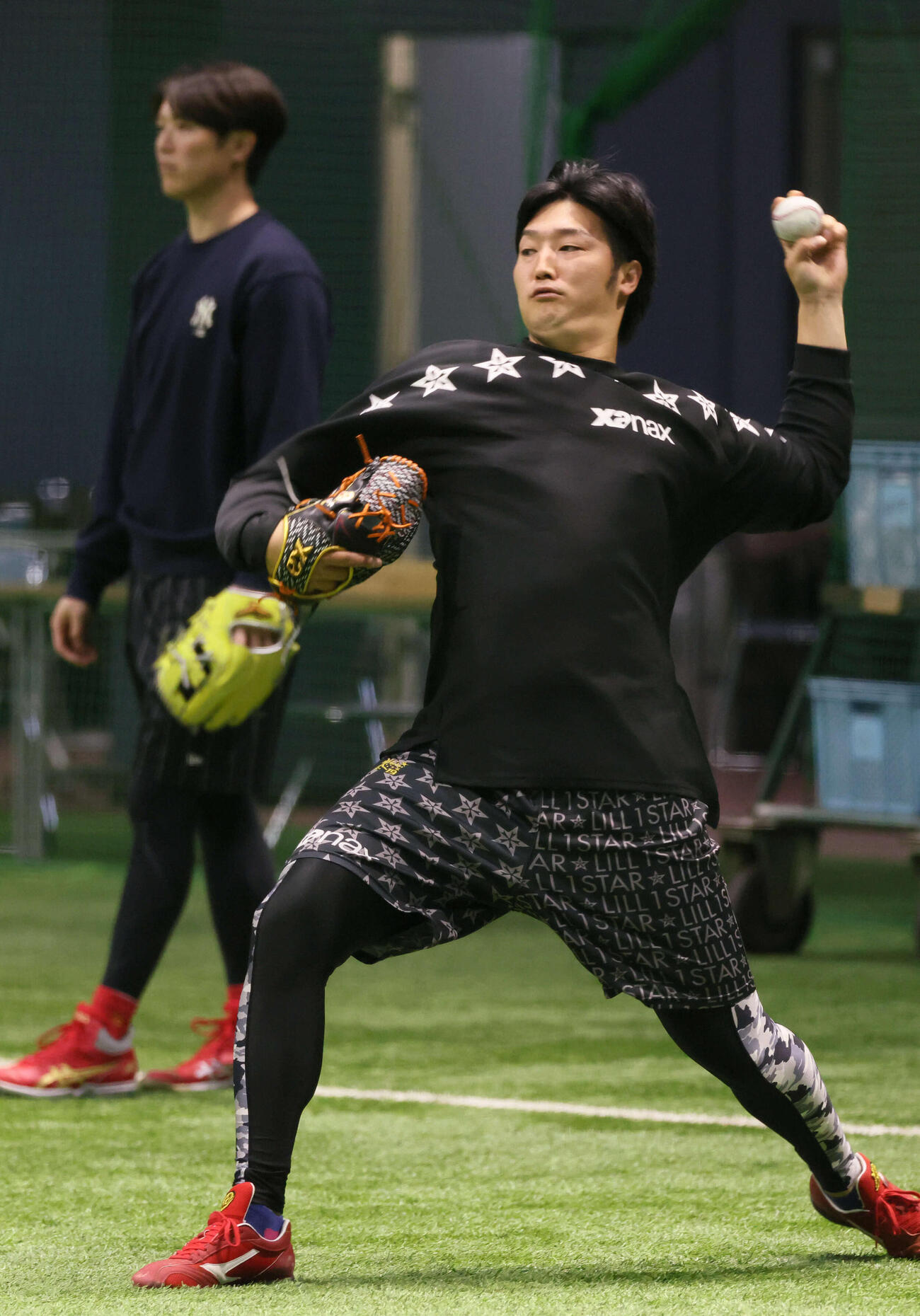 キャッチボールする広島床田。左は森下（撮影・加藤孝規）