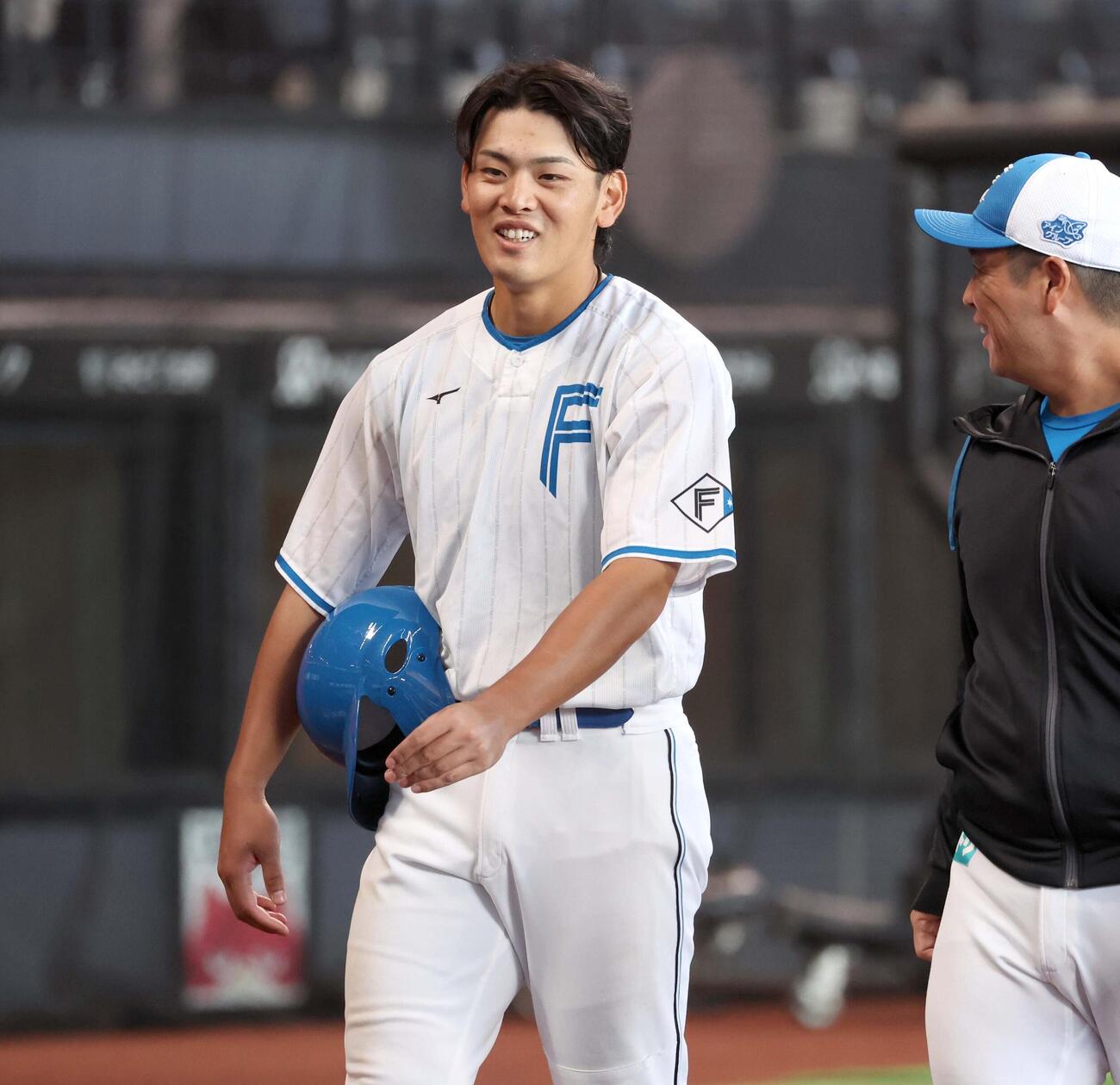 練習を終え笑顔で引き揚げる日本ハム野村（撮影・黒川智章）