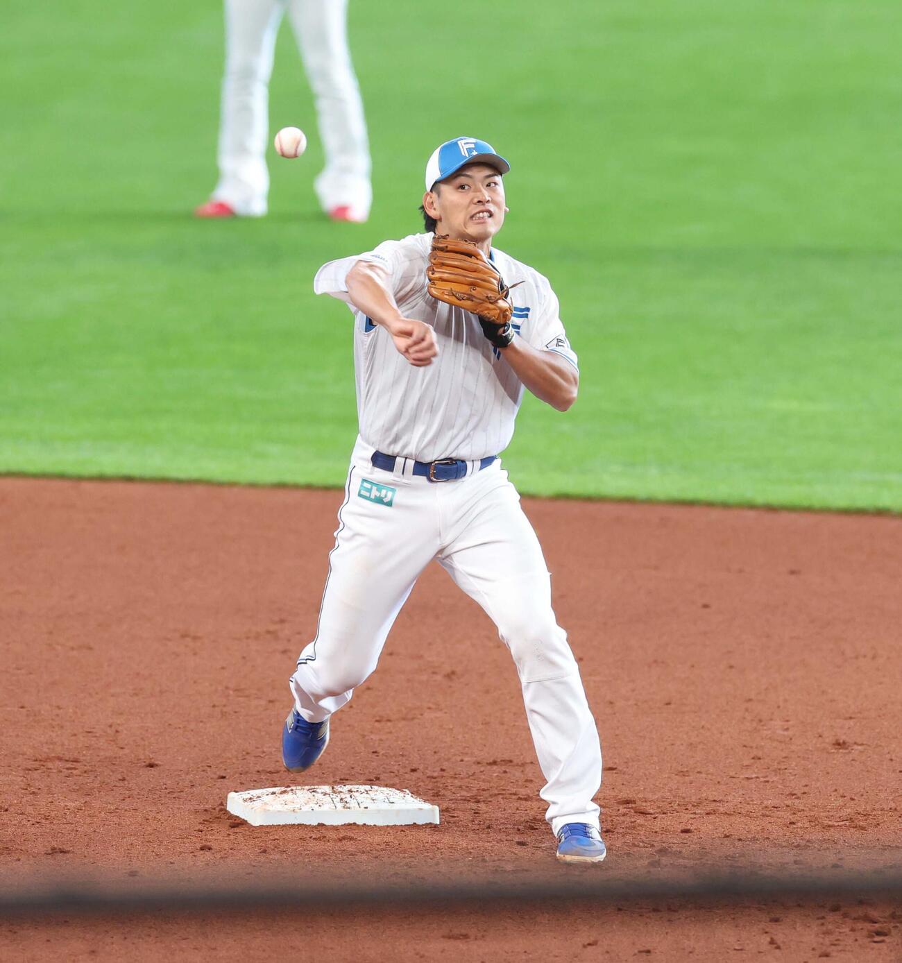 二塁で守備練習する日本ハム野村（撮影・黒川智章）