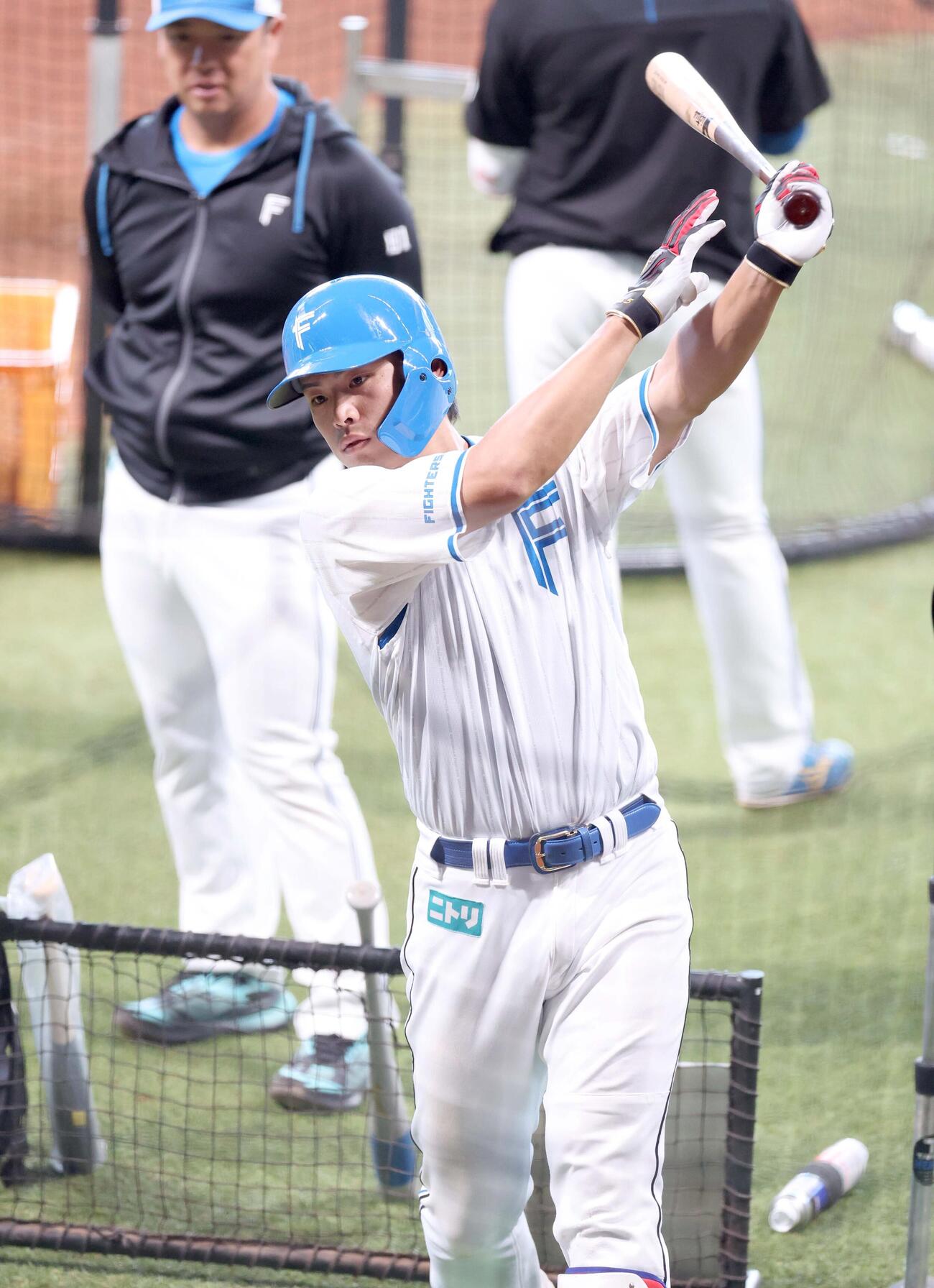 ティー打撃する日本ハム野村（撮影・黒川智章）