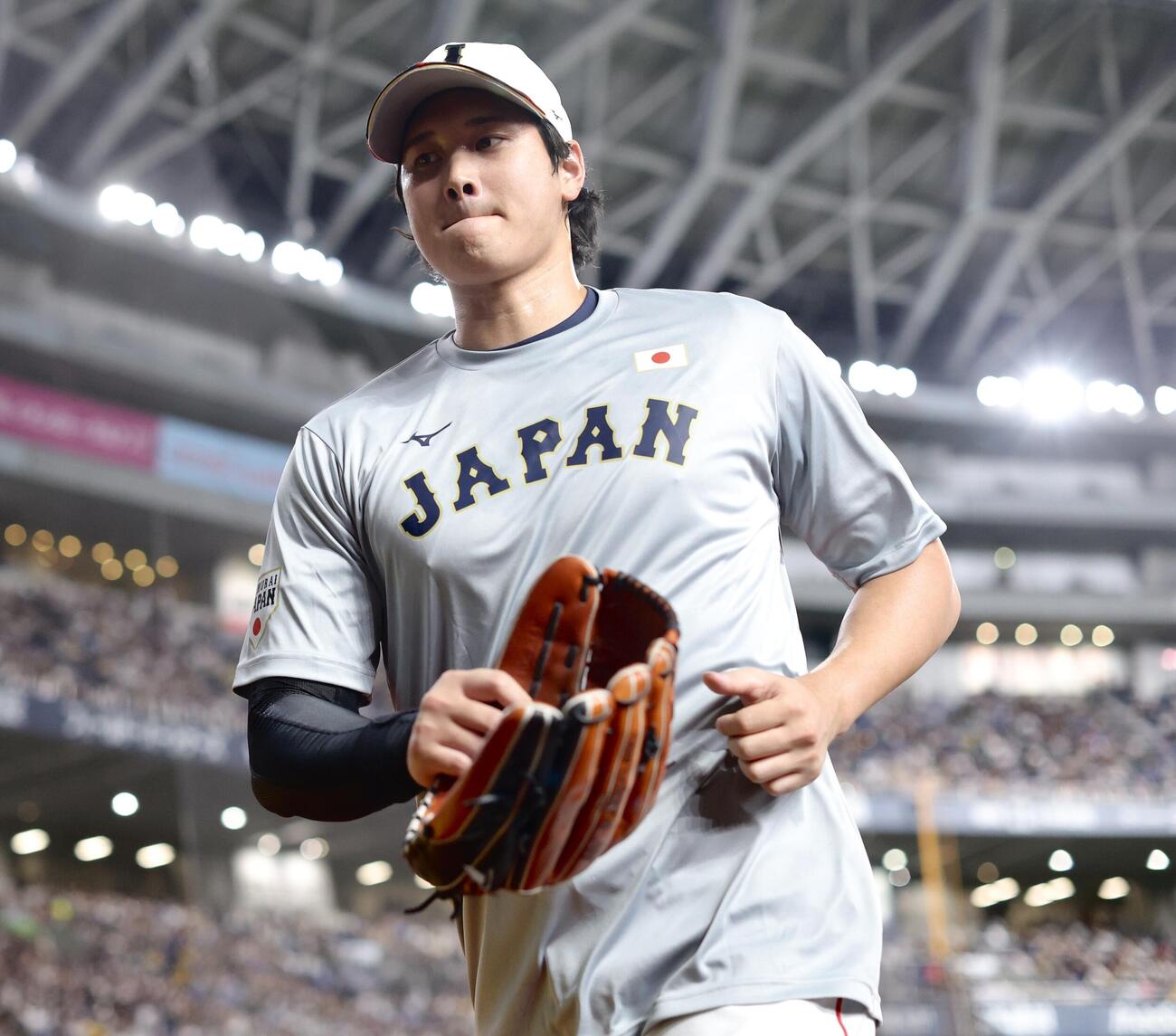 試合前、キャッチボールを終え移動する大谷（撮影・河田真司）