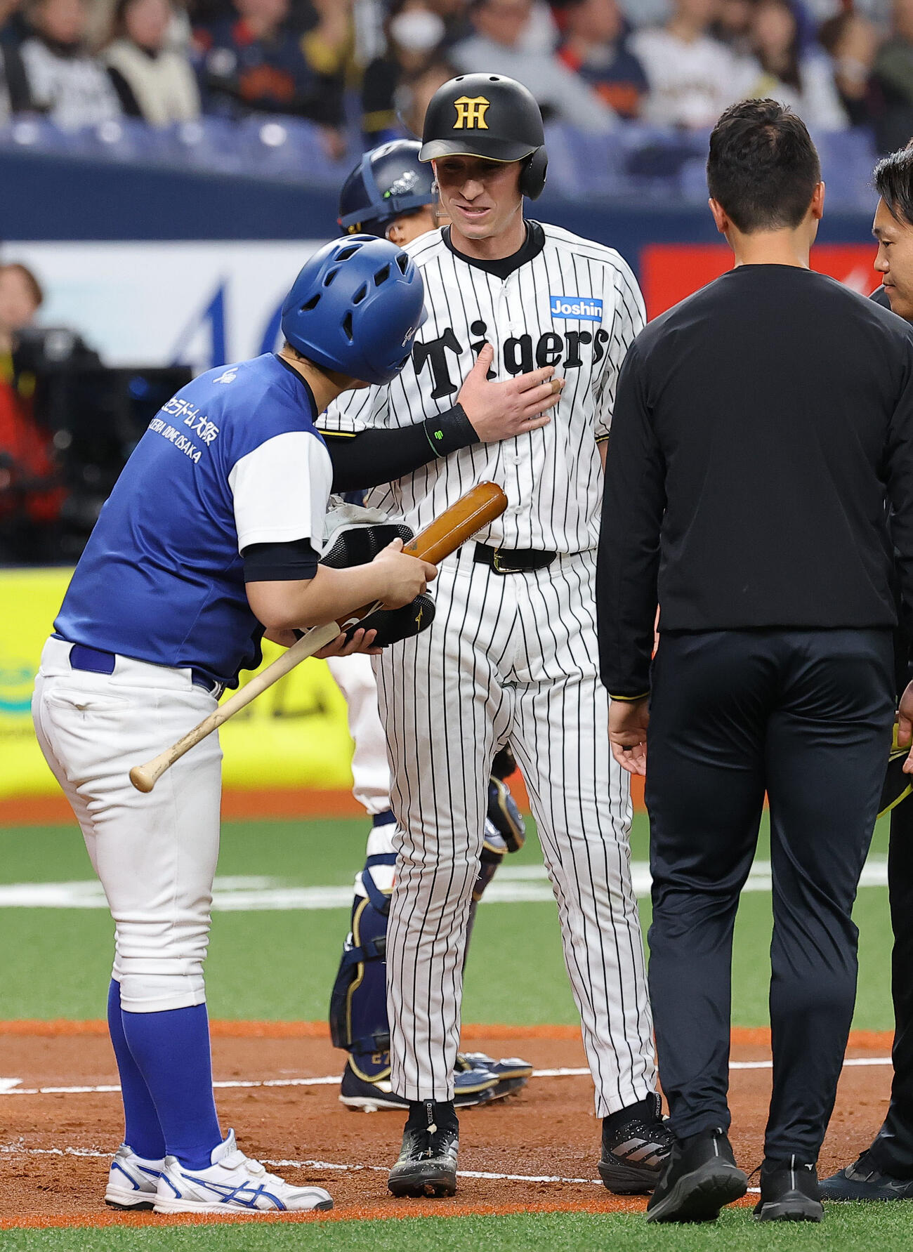 阪神対日本　2回裏阪神2死、ディベイニーは死球を受け一塁へ向かう（撮影・上田博志）