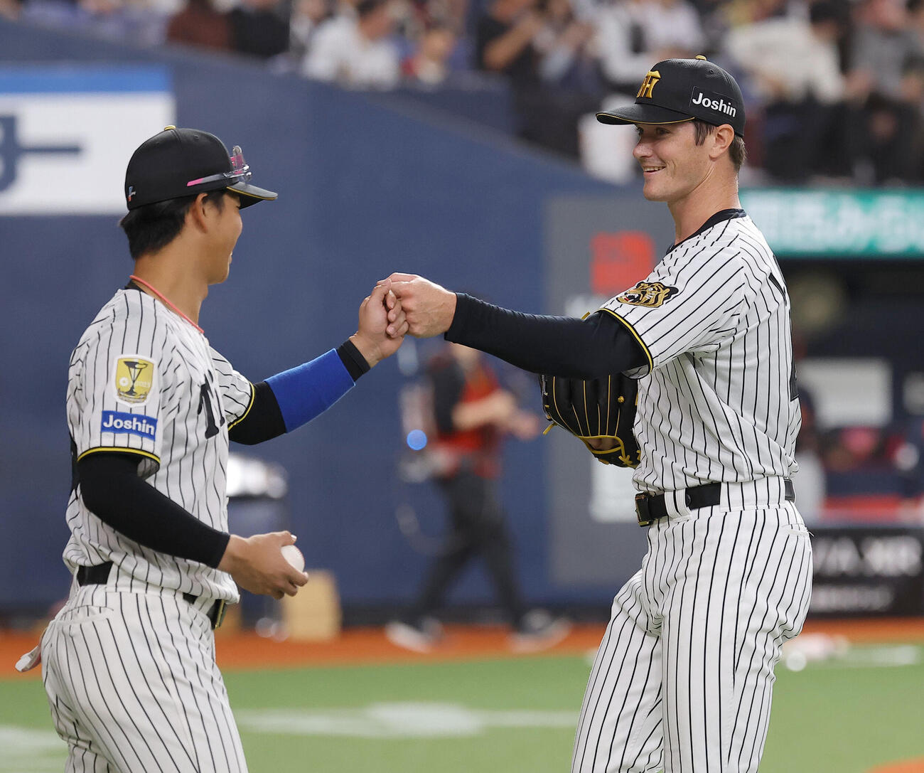 阪神対日本　日本打線を抑えたルーカス（右）は笑顔を見せる（撮影・上田博志）