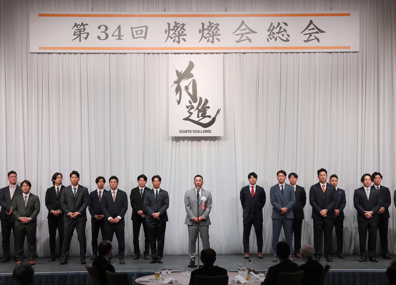 壇上であいさつする巨人阿部監督（中央）（代表撮影）