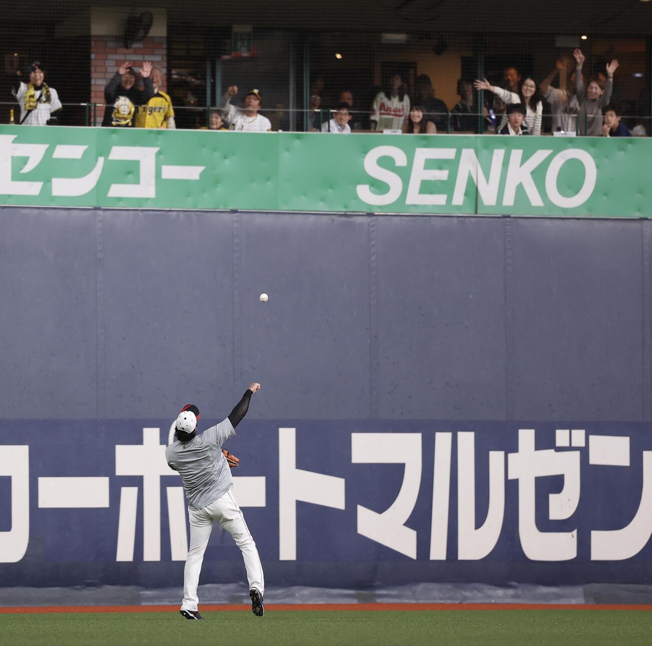 試合前、ボールをスタンドに投げ入れる大谷（撮影・河田真司）