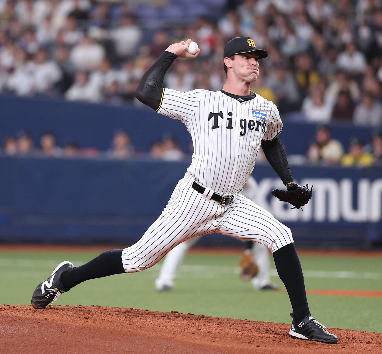 阪神対日本　3回表、2番手で登板するラグズデール（撮影・河田真司）