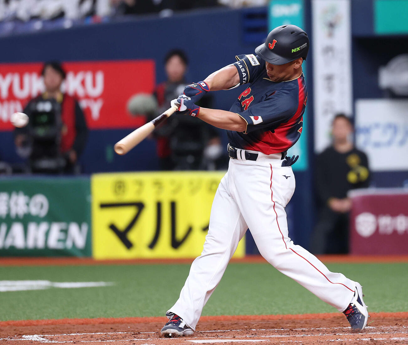 阪神対日本　7回表日本無死一塁、左前打を放つ吉田（撮影・河田真司）