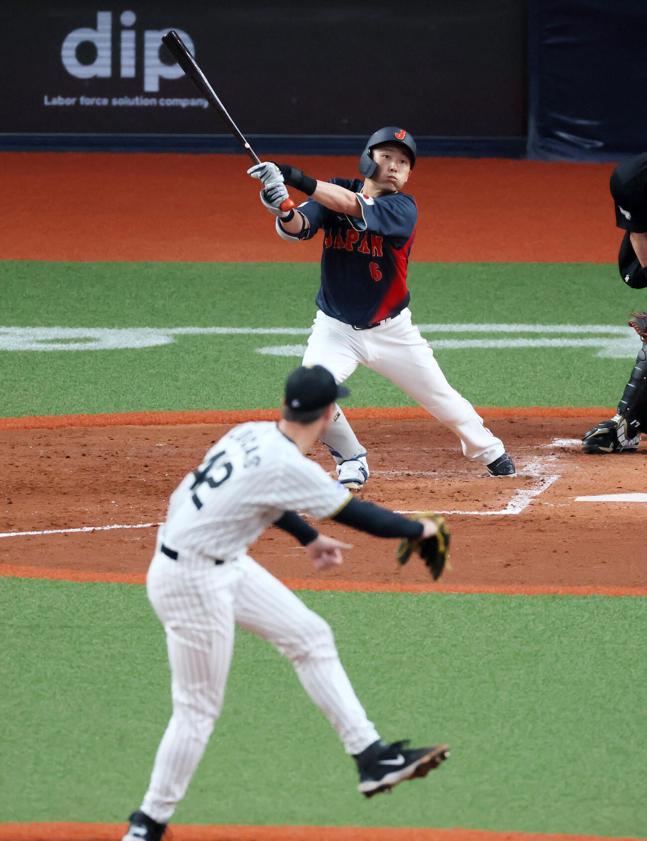 阪神対日本　5回表日本1死、源田は左飛を打ち上げる。投手ルーカス（撮影・加藤哉）
