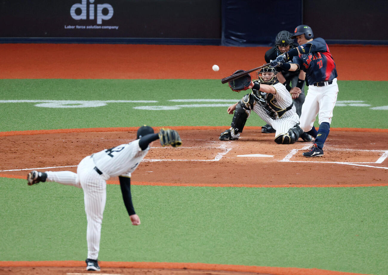 阪神対日本　5回表日本2死、中村悠は右飛を打ち上げる。投手ルーカス（撮影・加藤哉）