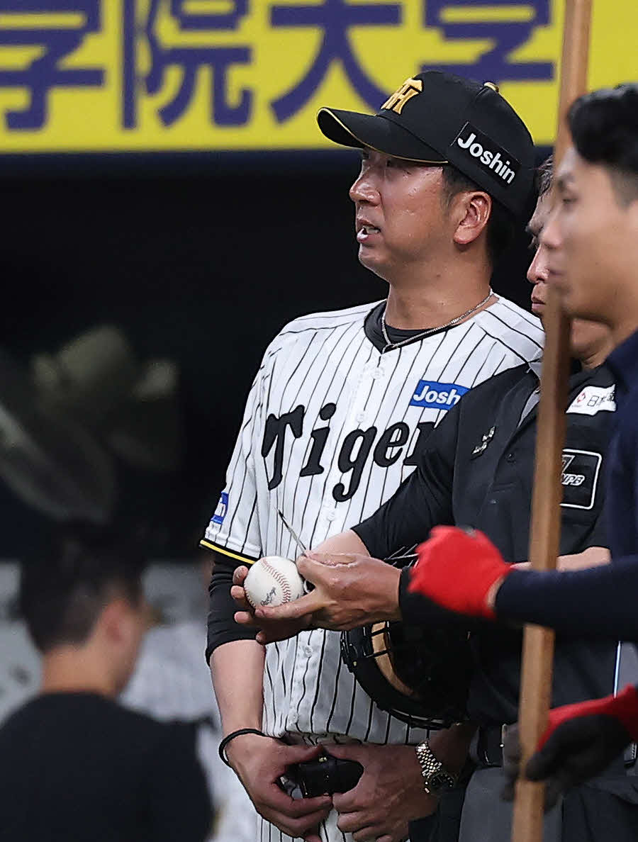 阪神対日本　6回裏を終え選手交代を告げる藤川監督（撮影・河田真司）