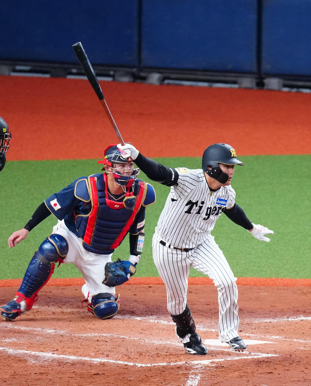 阪神対日本　8回裏阪神1死一、二塁、中前打を放つ元山（撮影・垰建太）