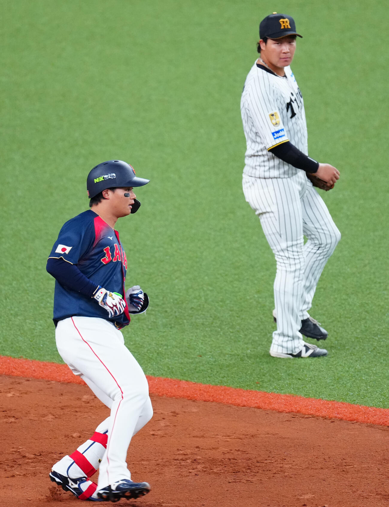 阪神対日本　7回表日本2死二、三塁、中前適時打を放った森下。一塁手大山（撮影・垰建太）