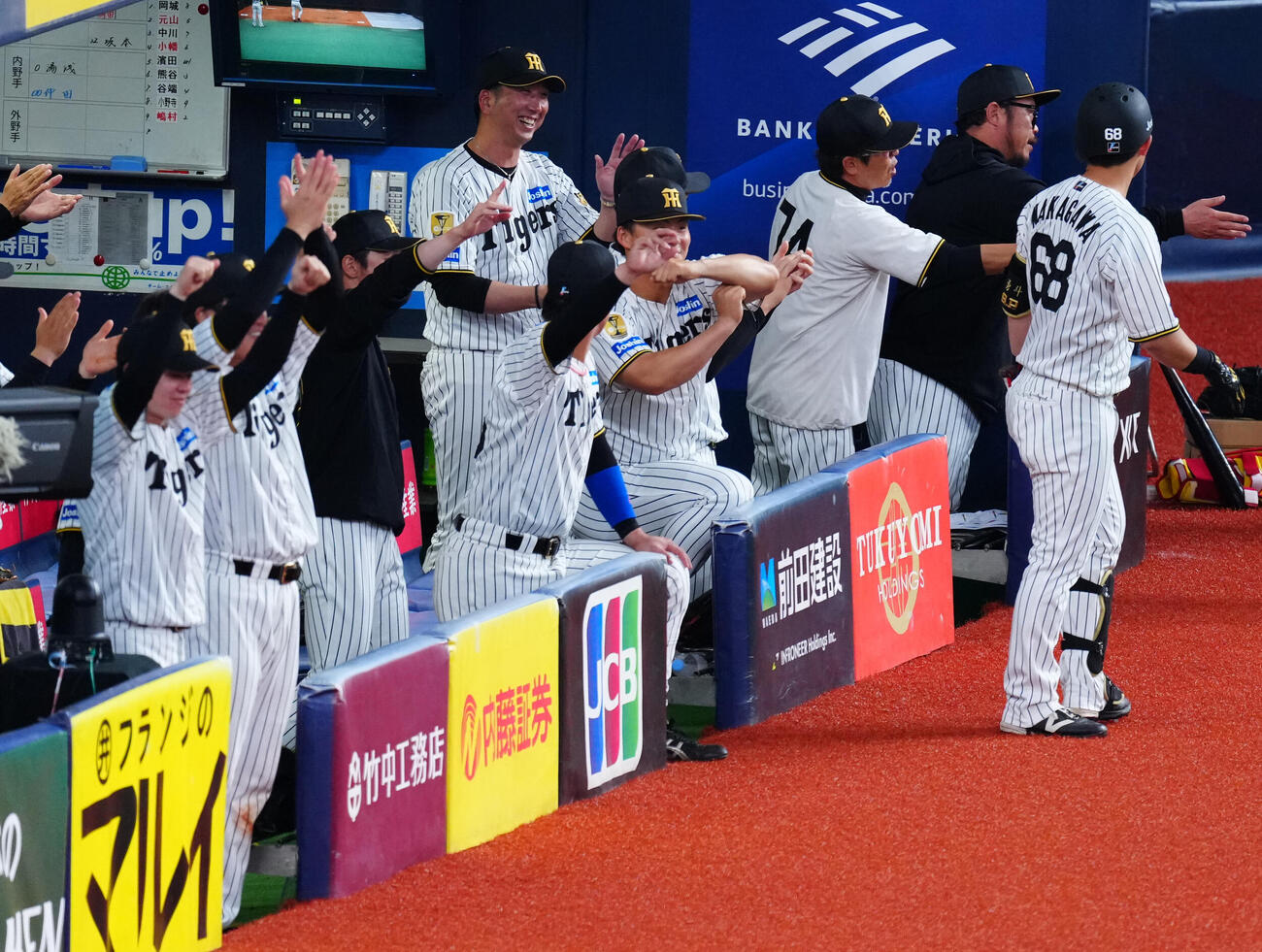 阪神対日本　8回裏阪神1死三塁、岡城の適時打に笑顔を見せる藤川監督（左奥）（撮影・垰建太）