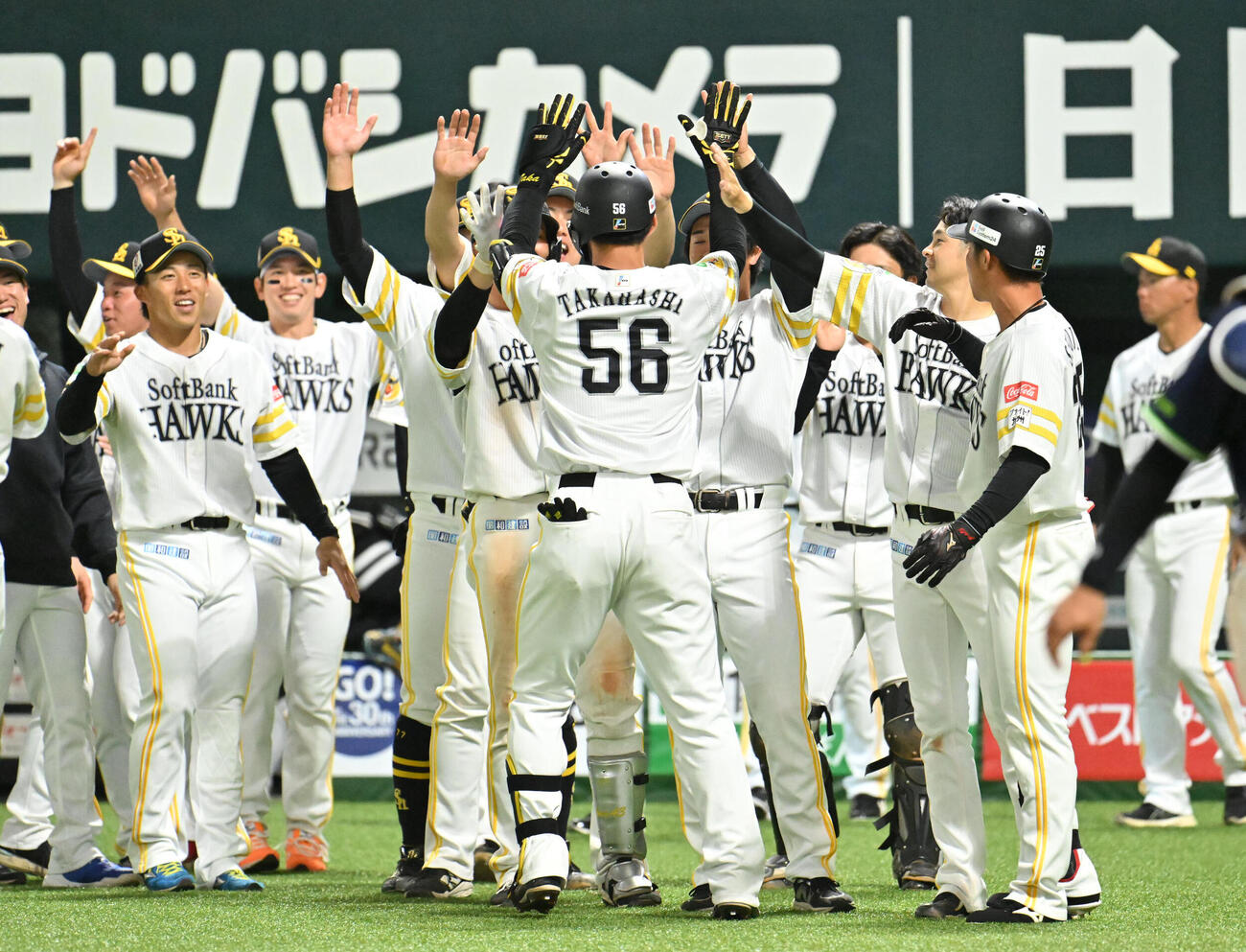 ソフトバンク対ヤクルト　9回裏ソフトバンク1死二塁、高橋（中央）は逆転サヨナラホームランを放ちナインと歓喜する（撮影・林敢治）