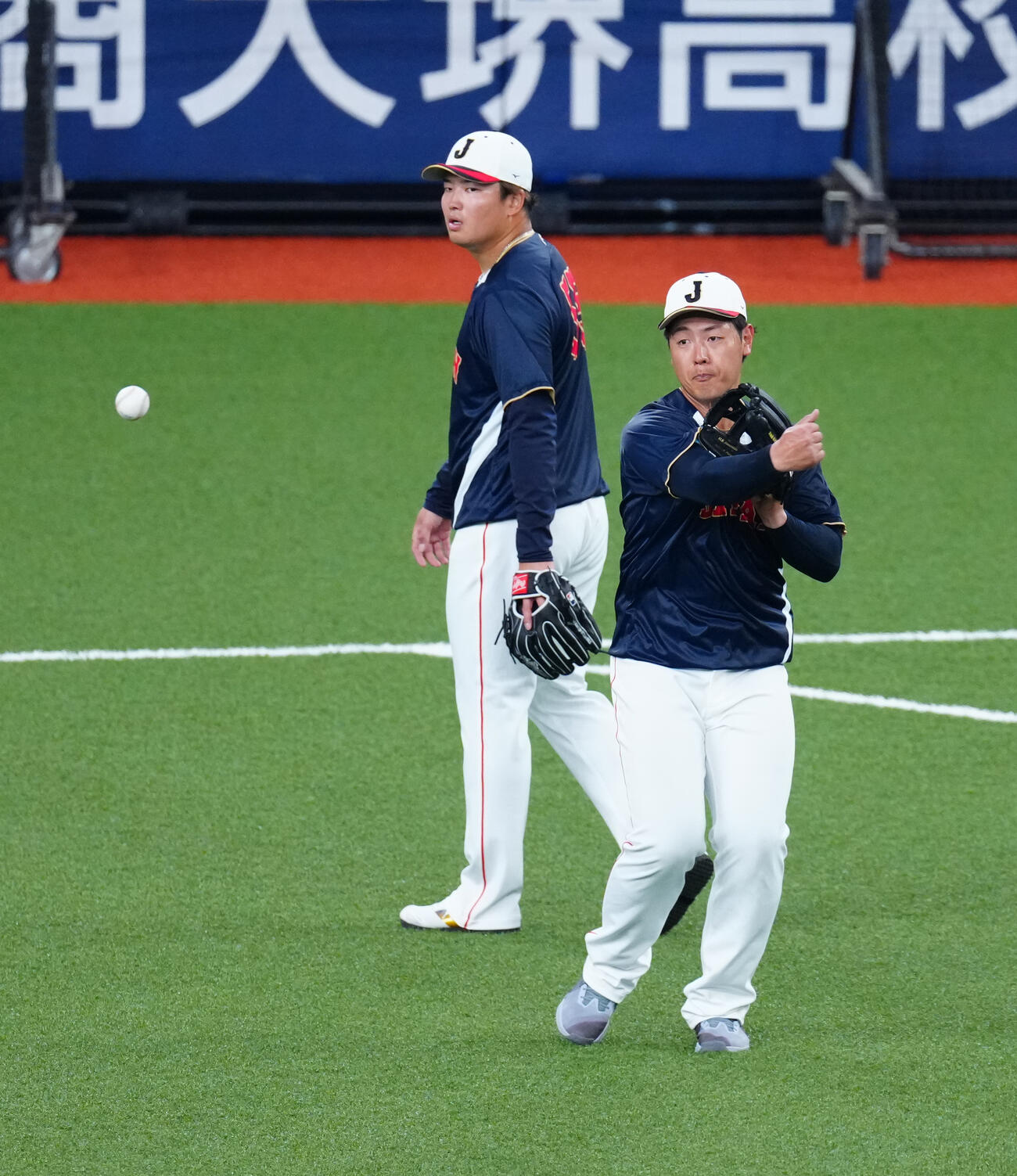 阪神対日本　試合前、三塁でノックを受ける岡本（右）と村上（撮影・垰建太）