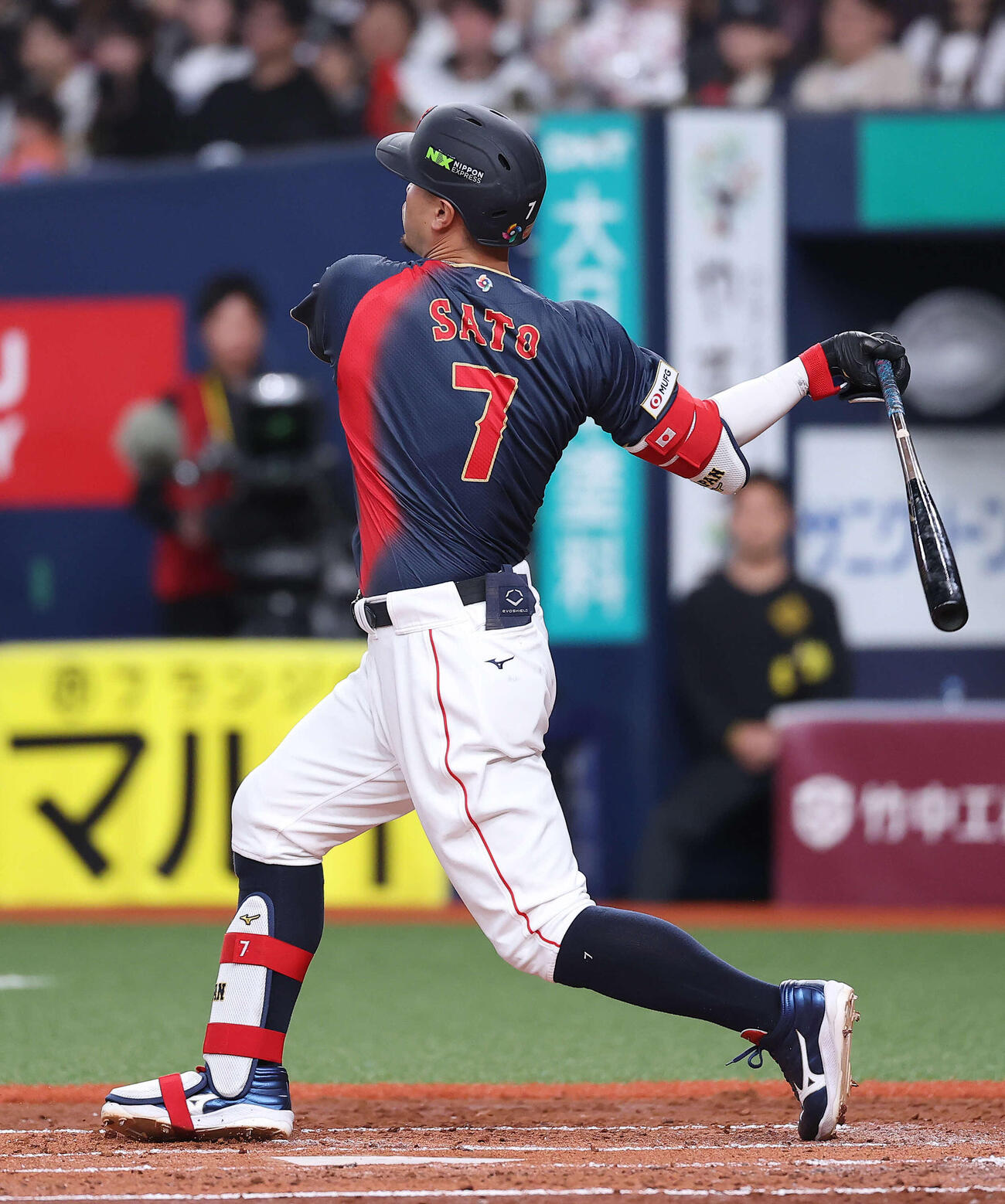 阪神対日本　6回表日本無死、空振り三振に倒れる佐藤輝（撮影・河田真司）