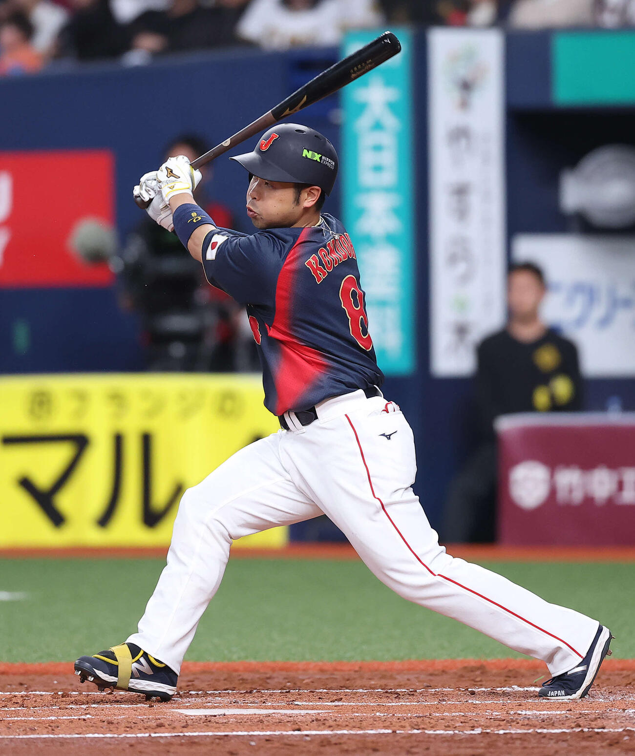阪神対日本　6回表日本1死、中前打を放つ近藤（撮影・河田真司）