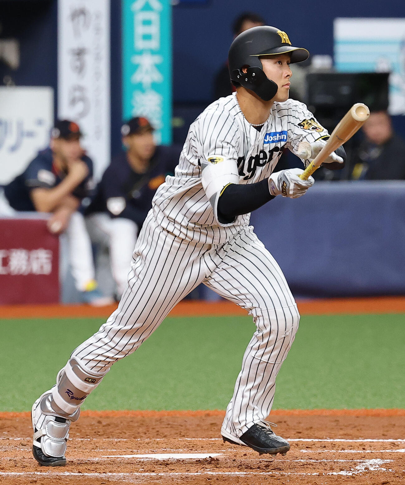 阪神対日本　8回裏阪神2死満塁、3点適時二塁打を放つ小幡（撮影・上田博志）