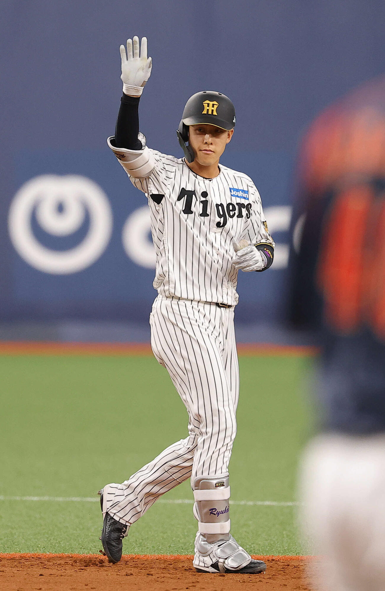 阪神対日本　8回裏阪神2死満塁、3点適時二塁打を放つ小幡（撮影・上田博志）