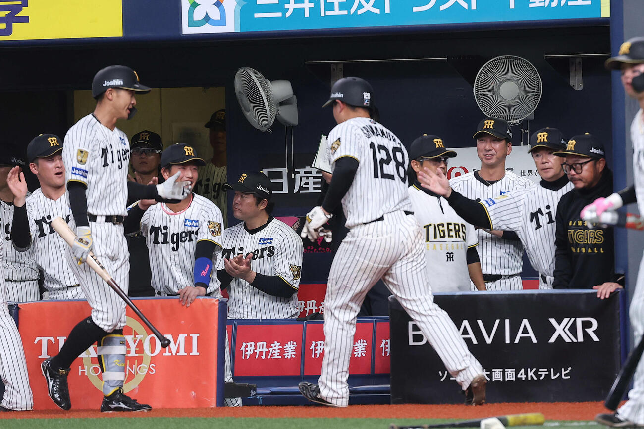 阪神対日本　8回裏阪神2死満塁、小幡が走者一掃の適時二塁打を放ち、ベンチで笑顔を見せる藤川監督（撮影・河田真司）