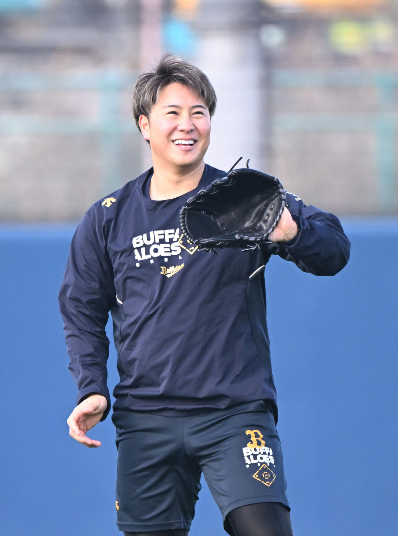 笑顔でキャッチボールするオリックス古田島（2026年1月8日撮影）