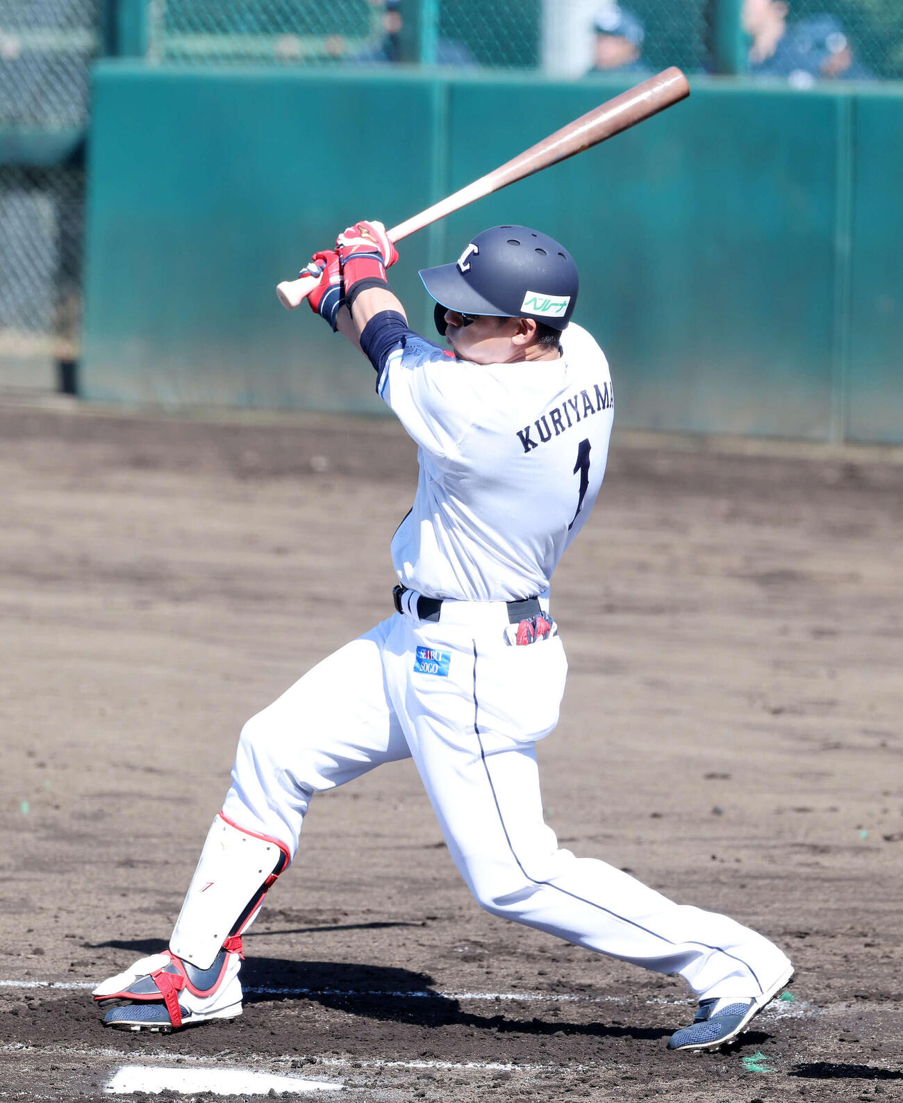 西武対ロッテ　2回裏西武1死、栗山は左前打を放つ（撮影・鈴木正人）　
