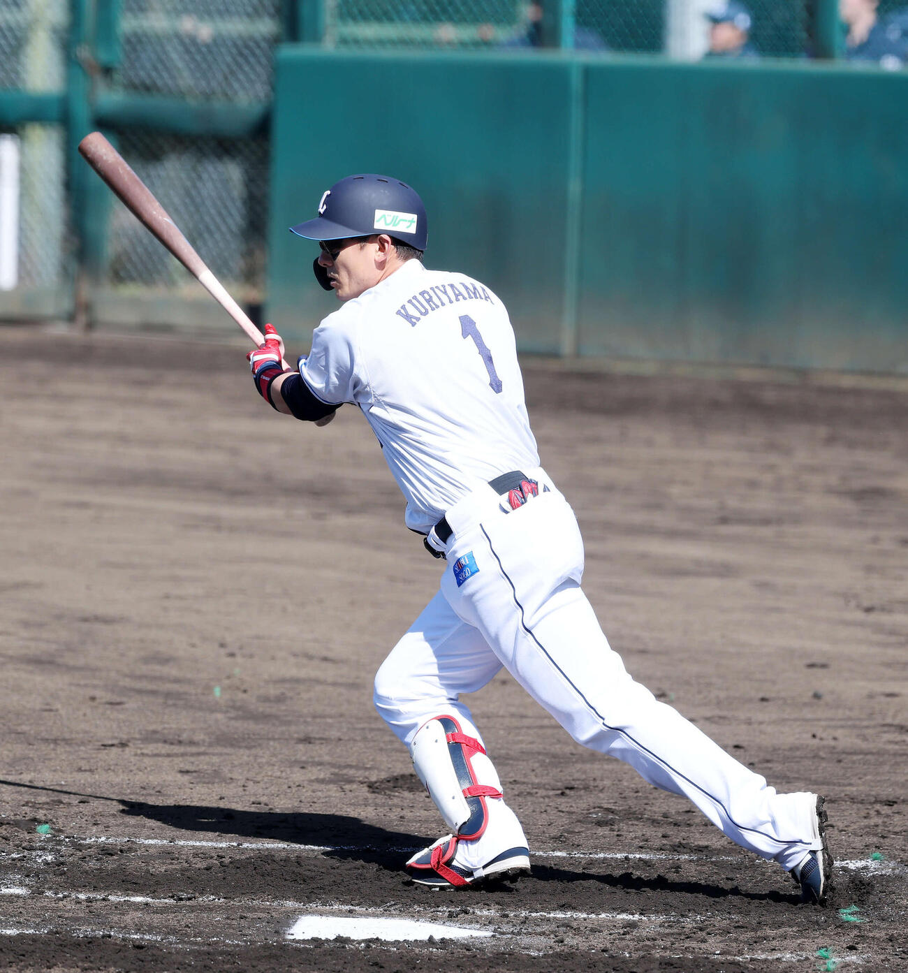 西武対ロッテ　2回裏西武1死、栗山は左前打を放つ（撮影・鈴木正人）　