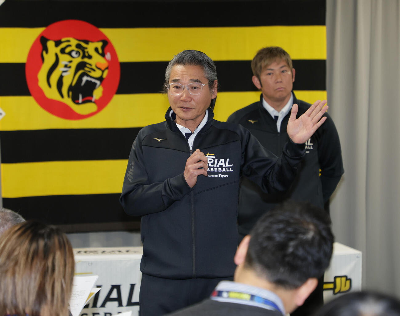 トライアルベースボール発足を発表する阪神野球振興室長を務める嶌村球団本部長（左）と岩田CA（撮影・宮崎幸一）