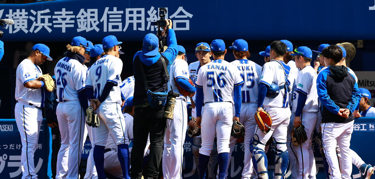 DeNA対中日　試合前の円陣で声をかけるDeNA山本（中央）（撮影・野上伸悟）