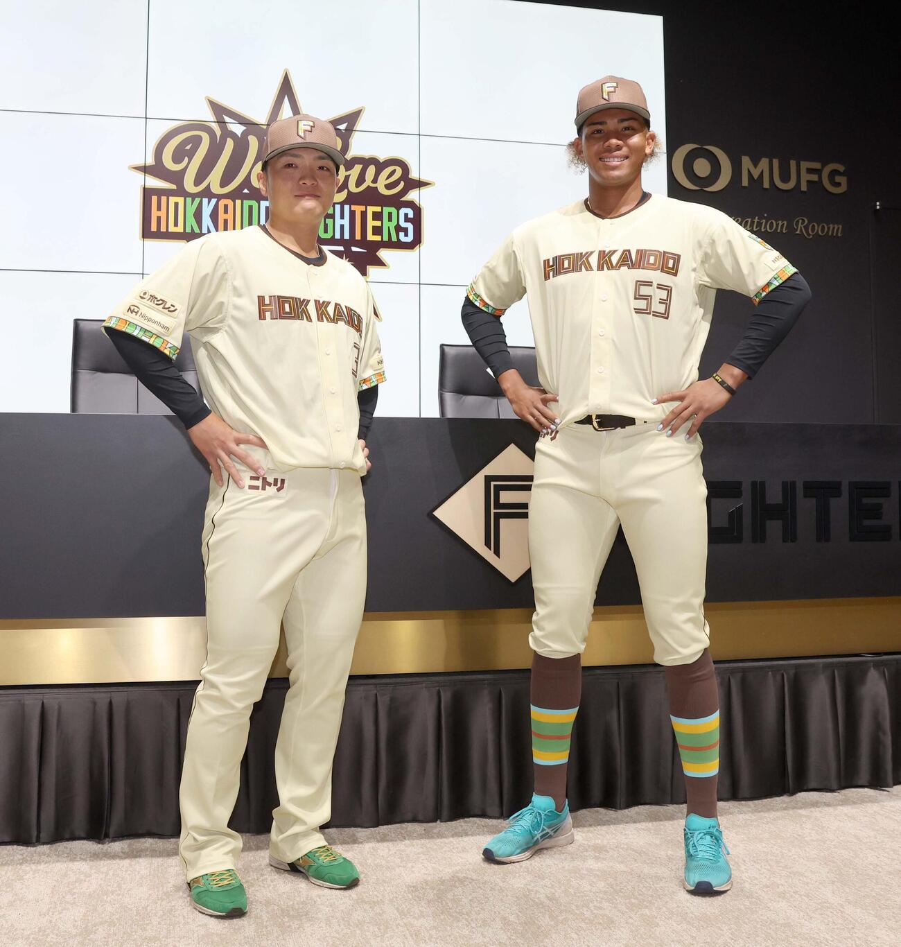 限定ユニホームを披露する日本ハムの郡司（左）と水谷（撮影・黒川智章）