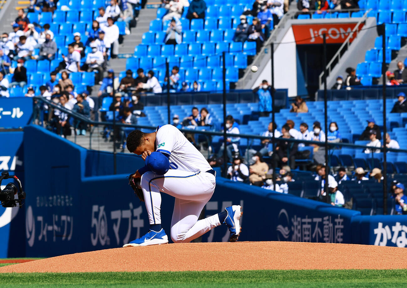 DeNA対中日　1回表のマウンドで祈るDeNA先発のデュプランティエ（撮影・野上伸悟）
