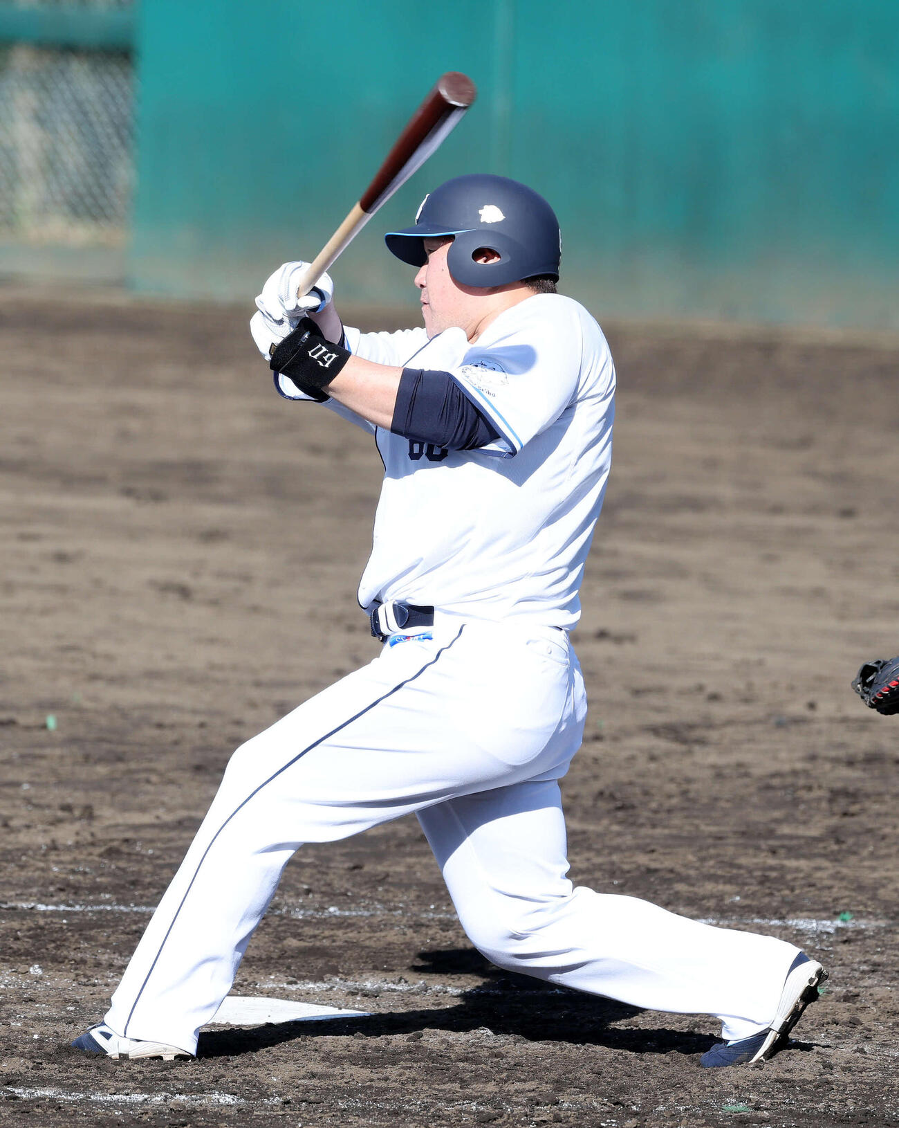 西武対ロッテ　7回裏西武1死二塁、中村剛は左前打を放つ（撮影・鈴木正人）　