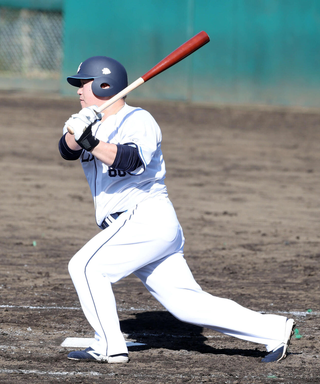 西武対ロッテ　7回裏西武1死二塁、中村剛は左前打を放つ（撮影・鈴木正人）　