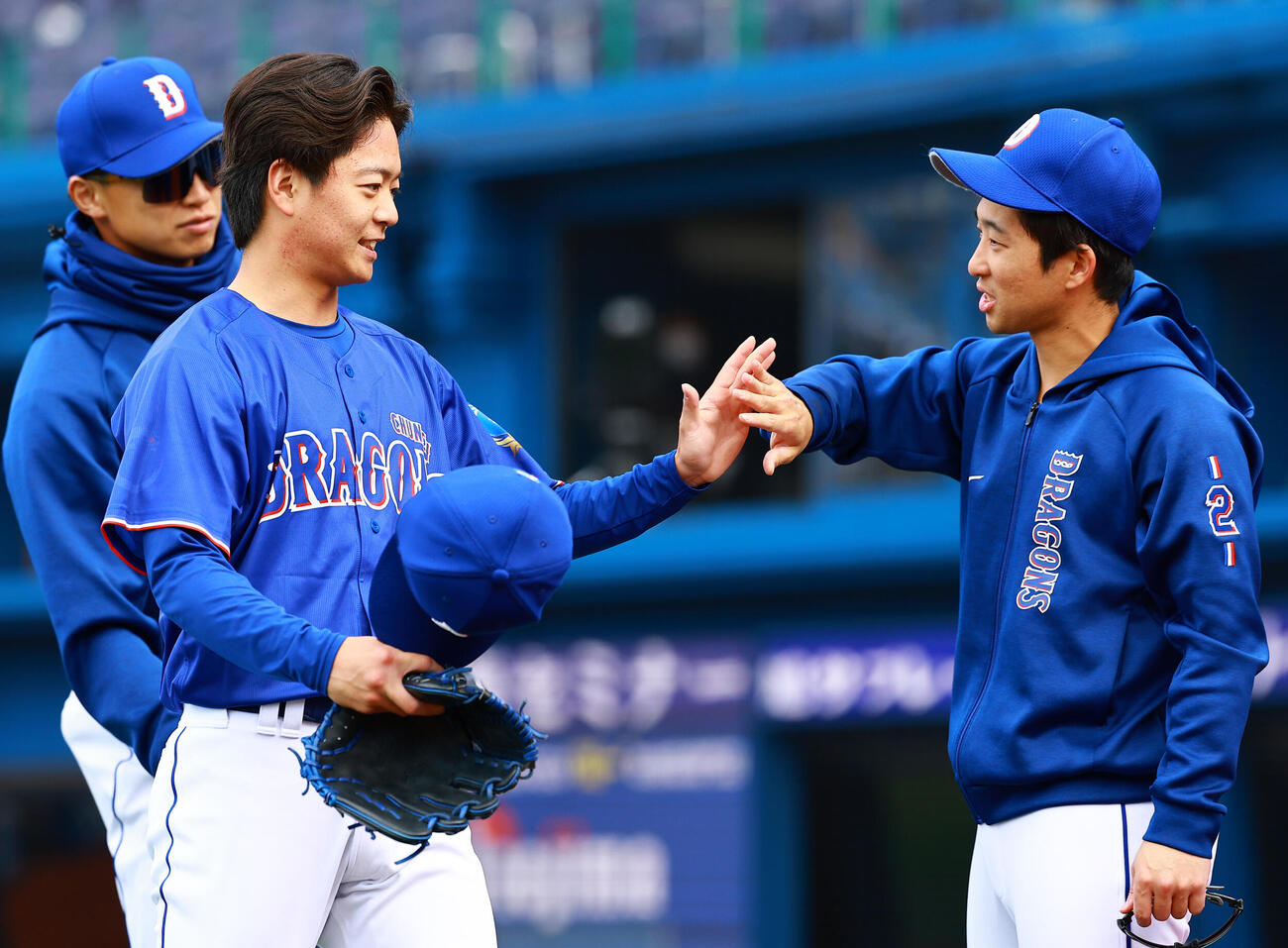 DeNA対中日　6回裏を3者凡退で終え田中（右）に迎えられる中日2番手の桜井（撮影・野上伸悟）