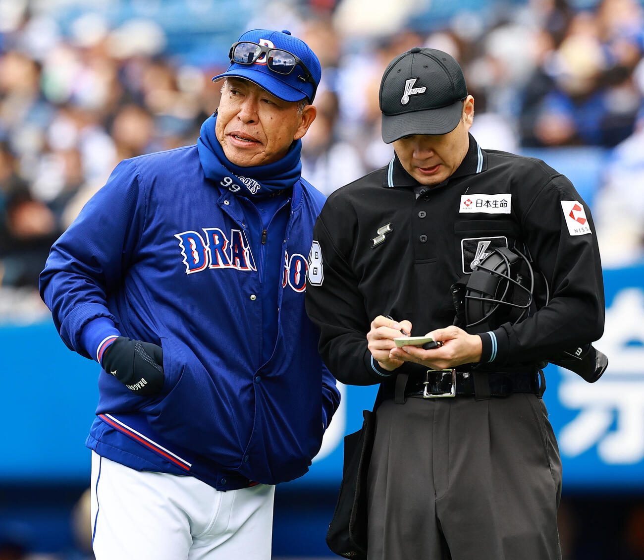 DeNA対中日　牧田球審に選手交代を告げる中日井上監督（撮影・野上伸悟）