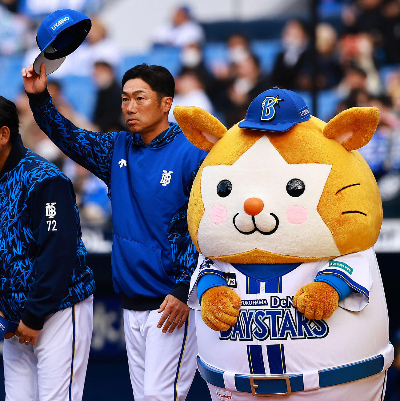中日に勝利しファンにあいさつするDeNA相川監督（撮影・野上伸悟）