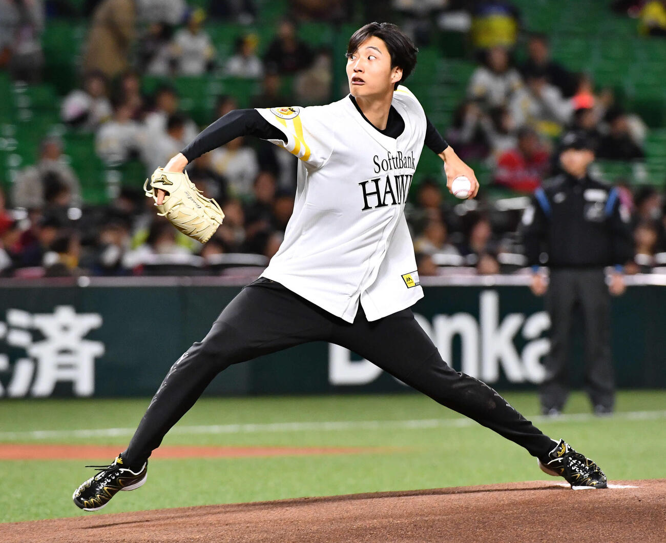 ソフトバンク対ヤクルト　始球式を務めた渡辺哲成さん（撮影・岩下翔太）