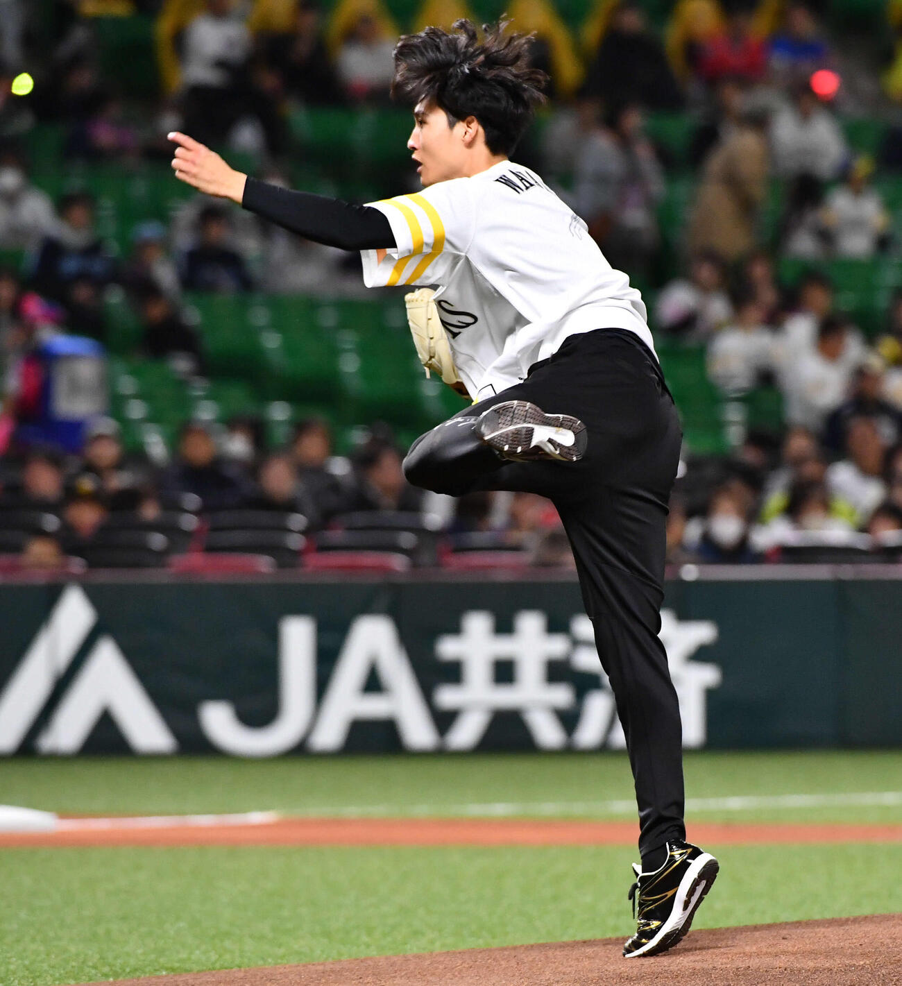 ソフトバンク対ヤクルト　始球式を務めた渡辺哲成さん（撮影・岩下翔太）