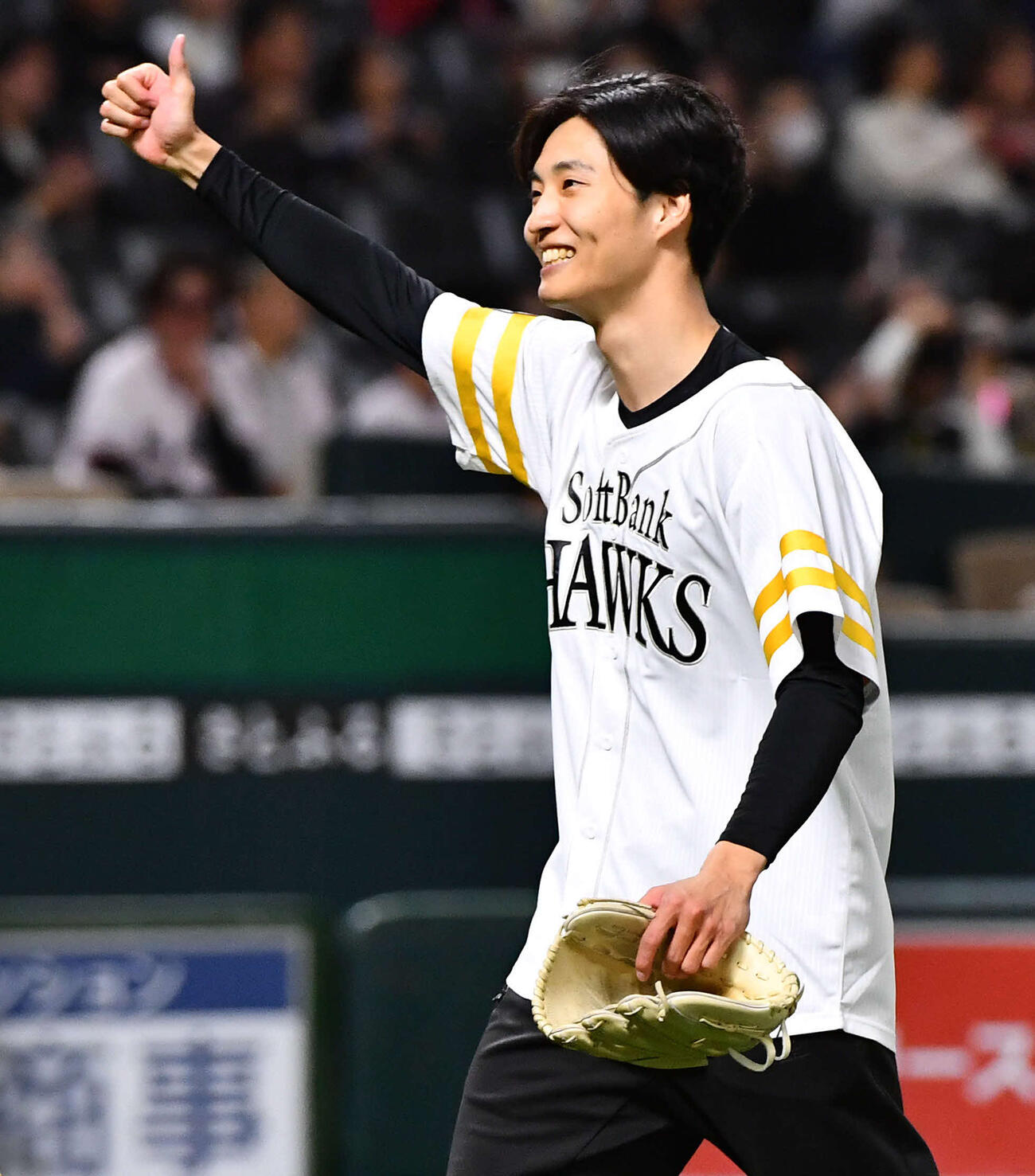 ソフトバンク対ヤクルト　始球式を終え、笑顔を見せる渡辺哲成さん（撮影・岩下翔太）