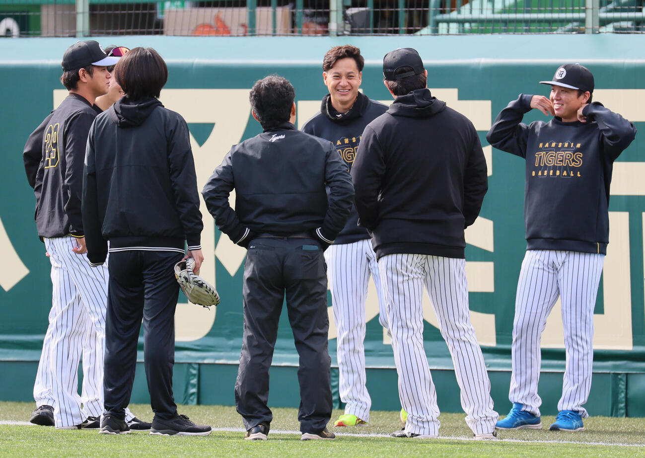 甲子園球場で練習を行った阪神高橋（左）、大竹（中央）、村上（右）（撮影・宮崎幸一）
