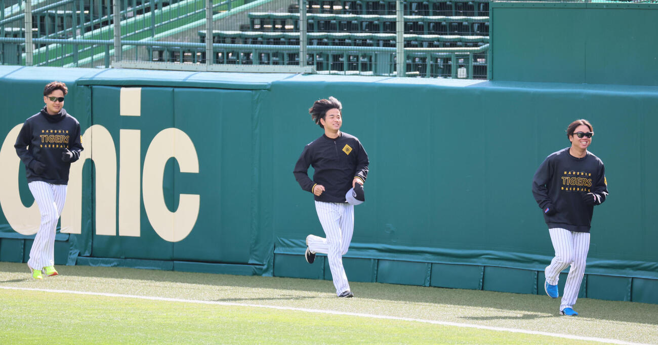 甲子園球場でランニングする、左から阪神大竹、高橋、村上（撮影・宮崎幸一）
