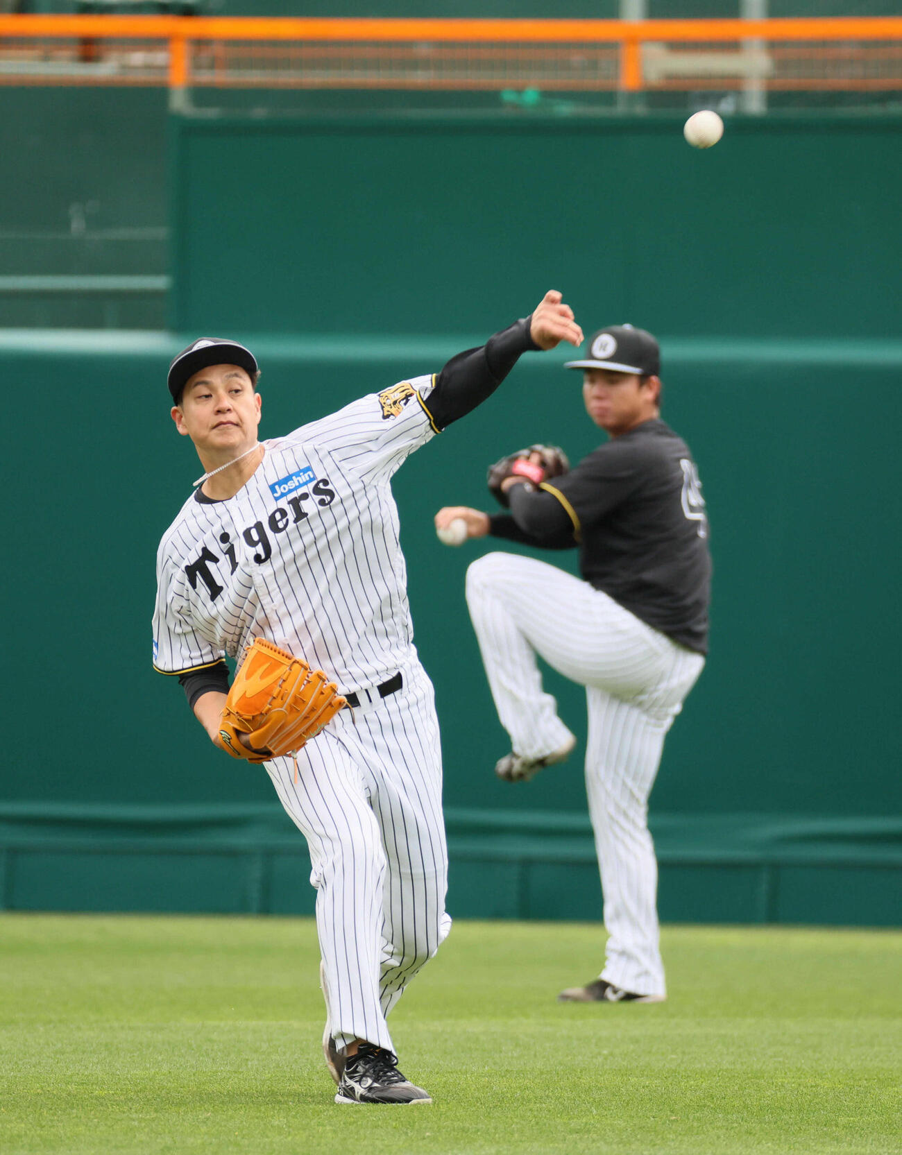 キャッチボールする阪神大竹。後方は村上（撮影・宮崎幸一）